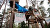 Banner hängen zwischen den Baumhäusern des Protest-Camps von der Initiative „Tesla stoppen“ in der Nähe der Tesla-Werks.