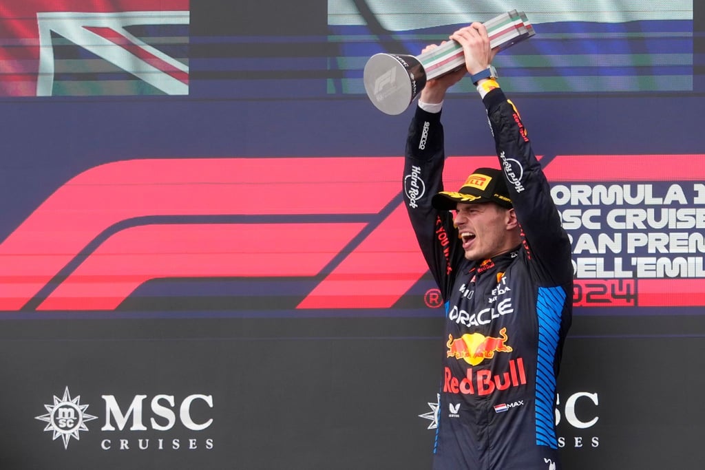 Der Niederländer Max Verstappen jubelt auf dem Podium nach seinem Sieg beim Großen Preis der Emilia Romagna.
