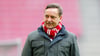 Horst Heldt, Kölns Geschäftsführer Sport, geht vor dem Spiel durch das Stadion.