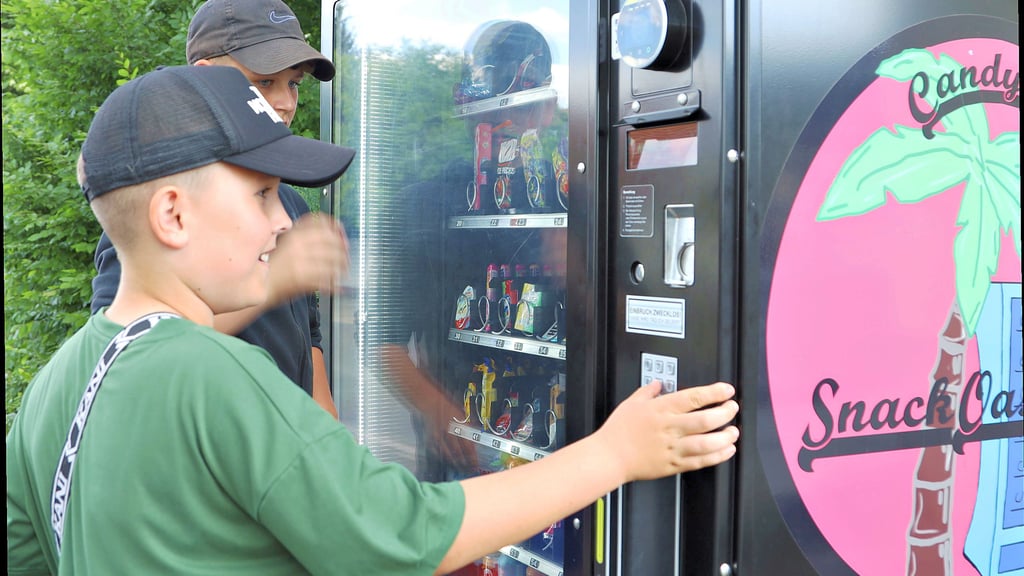 Oscar und Jason sind begeistert von dem Candy-Automaten an der Hauptstraße in Dahlenwarsleben. Der 10- und der 13-Jährige kommen fast täglich hierher, um sich mit außergewöhnlichen Süßigkeiten zu versorgen.