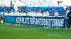 Hoffenheims Spieler halten vor Beginn des Spiels ein Transparent mit der Aufschrift „Nie wieder. Kein Platz für Antisemitismus“.