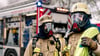 Zwei Feuerwehrleute der Feuer- und Rettungswache 3 in Duisburg in voller Montur.
