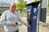 Wolfhard Moratschke aus Dörnitz zieht für ein Arztbesuch am Parkautomaten an der Burger Stadthalle ein Ticket. Viele meiden jedoch den Parkplatz.