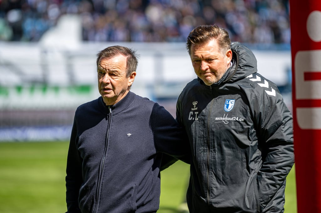 Otmar Schork (li.), Sportchef vom 1. FC Magdeburg, und FCM-Cheftrainer Christian Titz.