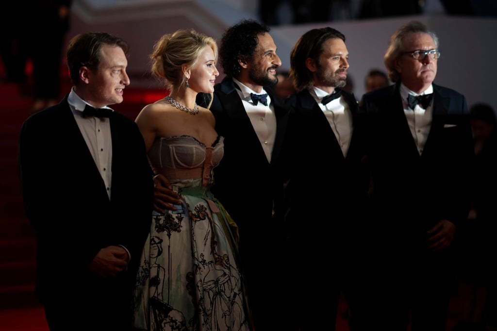 Gabriel Sherman (l-r), Maria Bakalova, Regisseur Ali Abbasi, Sebastian Stan und Martin Donovan nach der Premiere des Films „The Apprentice“ in Cannes.