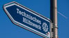 Ein Schild zeigt nahe dem S-Bahnhof Buch den Weg zum Technischen Hilfswerk (THW).
