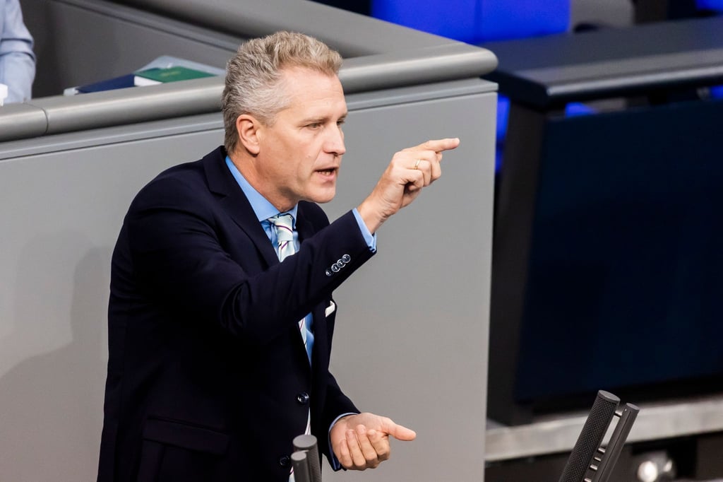 Gegen Petr Bystron (AfD) wird wegen Bestechlichkeit und Geldwäsche ermittelt, nun hat man bei ihm zu Hause Unterlagen für Goldbarren gefunden.