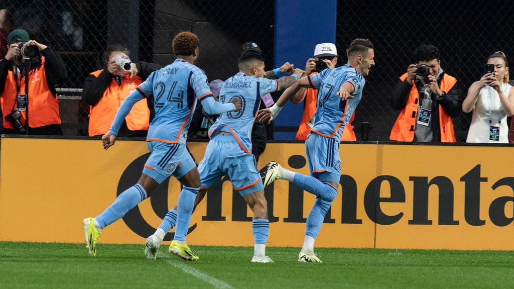 Hannes Wolf (r.) bejubelt seinen Treffer gegen das Forsberg-Team.