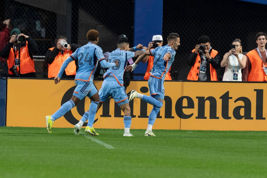 Hannes Wolf (r.) bejubelt seinen Treffer gegen das Forsberg-Team.