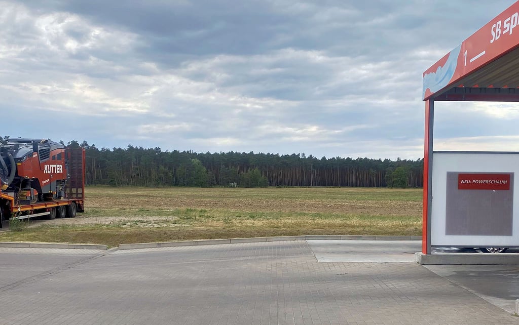 Etwa auf dieser Fläche hinter der Sprint-Tankstelle in der Rehainer Straße in Jessen soll das Sonnenkraftwerk entstehen.