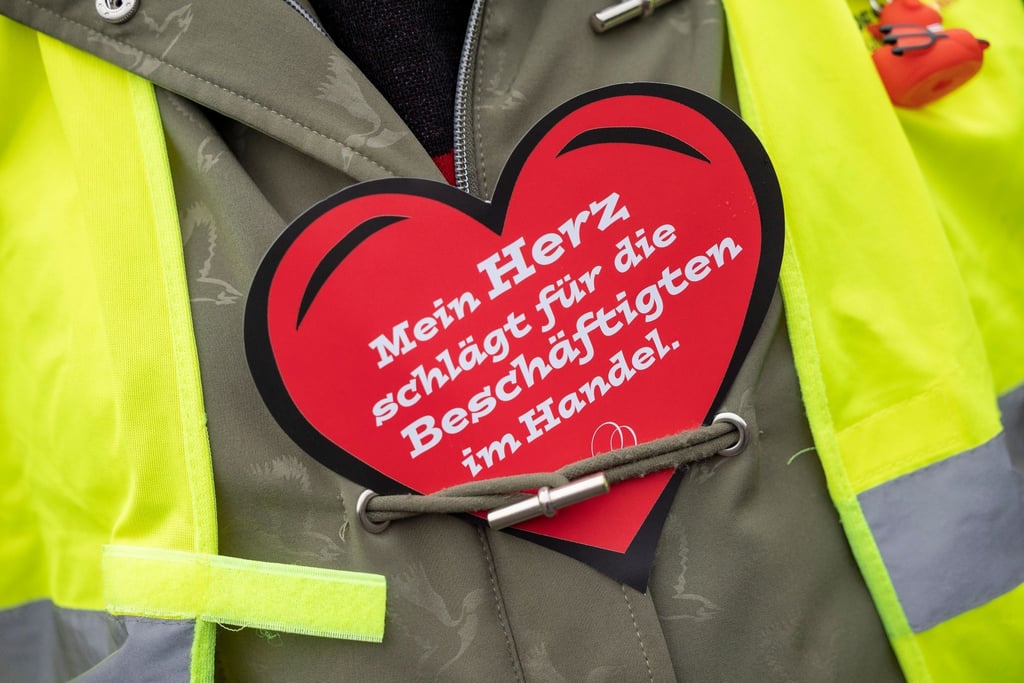 Auf einem Plastikherz steht: „Mein Herz schlägt für die Beschäftigten im Einzelhandel“, während einer Kundgebung, zu der die Gewerkschaft Verdi Beschäftigte im Einzelhandel aufgerufen hatte.