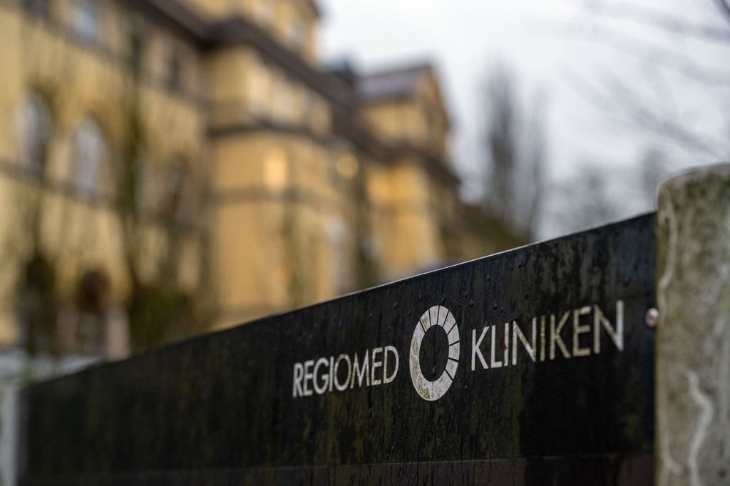 Ein Wegweiser mit dem Logo der Regiomed-Kliniken am Unternehmenssitz in Coburg (Bayern).
