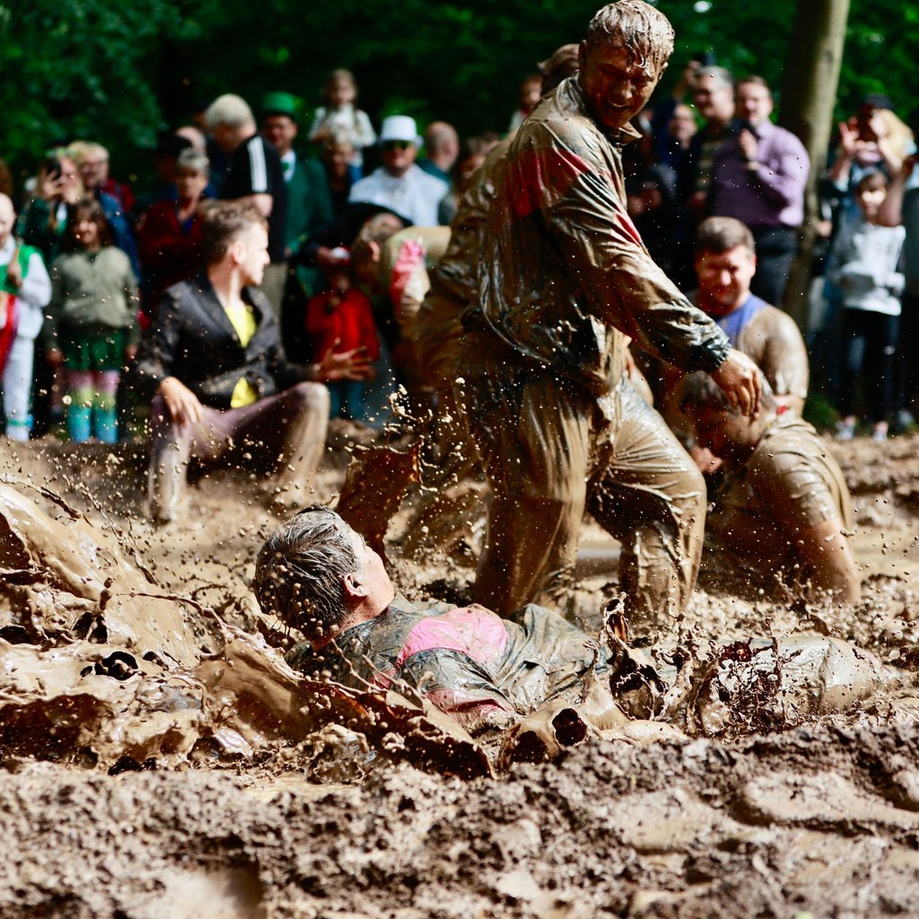 Beim Dreckschweinfest, das traditionell an Pfingsten stattfindet, springen Männer immer wieder in ein Schlammloch, um den Winter auszutreiben.&nbsp;