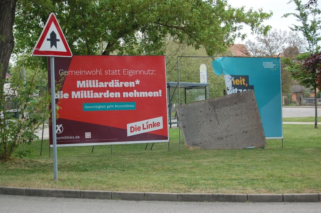Heruntergerissene, beschmierte oder zerstörte Wahlplakate, wie hier in Teuchern, sind im Wahlkampf an der Tagesordnung.