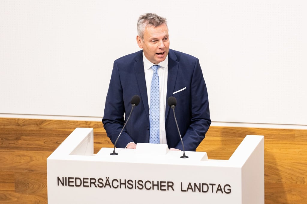 Harm Rykena (AfD), spricht im Plenarsaal vom niedersächsischen Landtag während einer Sitzung.