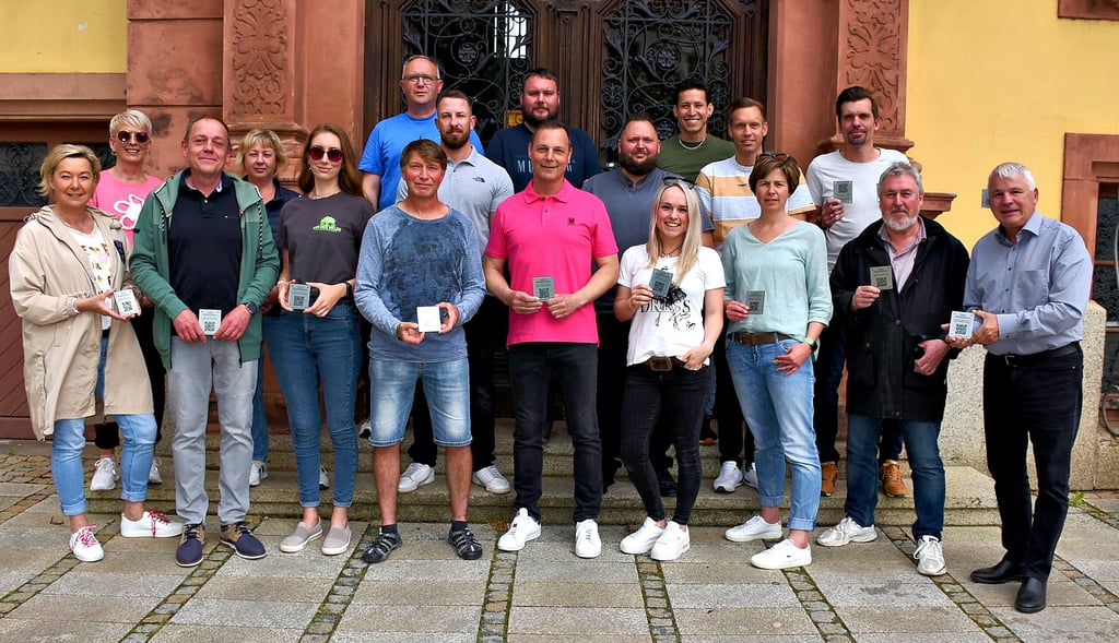 Der Verein „Zusammen für Egeln" hat einen digitalen Stadtrundgang entwickelt, um damit die Geschichte Egelns nicht nur für Touristen, sondern auch für die Bürger noch erlebbarer und nachvollziehbarer zu machen. Zu den Stationen, die dafür ausgewählt wurden, gehört auch das Egelner Rathaus. Dort zeigten Gordon Tamm (3.v.r.), die Vereinsmitglieder, Uwe Lachmuth (2.v.r.) und Bürgermeister Reinhard Luckner (r.) die Plaketten.