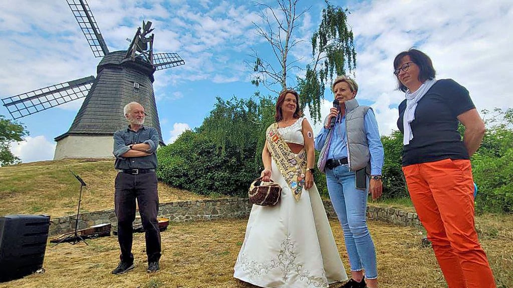 Yvette Below (von rechts), Cathleen Lüdicke, Genthins Kartoffelkönigin Nicole Dittler und Ulrich Kriehn begrüßen die Besucher.
