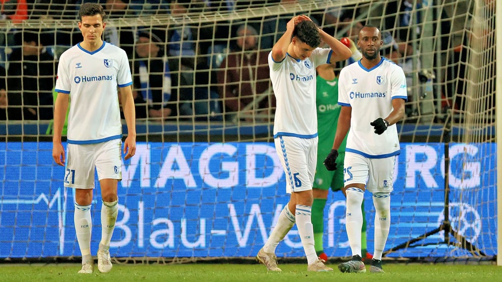 Spielen auch in der nächsten Saison mit dem FCM in Liga zwei: Tobias Müller, Daniel Elfadli und Silas Gnaka (v.l.).