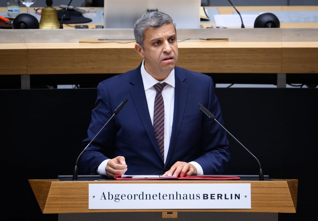 Raed Saleh (SPD) spricht bei der Plenarsitzung des Berliner Abgeordnetenhauses.