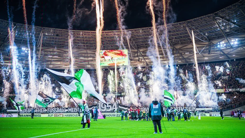 Ein teures Pyro-Feuerwerk in der Fankurve von Hannover 96: Zur Saison 2024/25 erhöht der Klub nun die Eintrittspreise.
