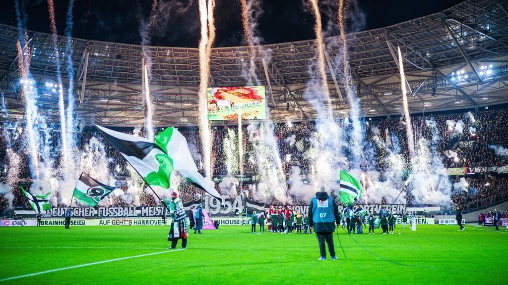 Ein teures Pyro-Feuerwerk in der Fankurve von Hannover 96: Zur Saison 2024/25 erhöht der Klub nun die Eintrittspreise.