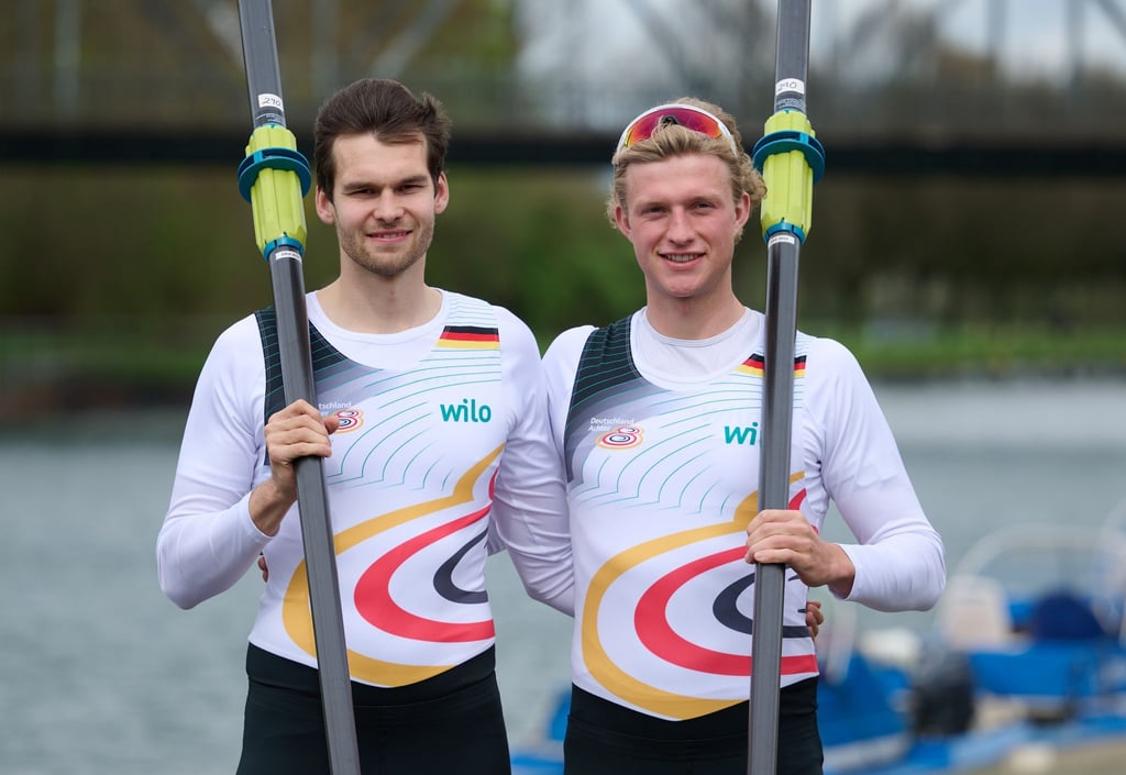 Julius Christ (l) und Sönke Kruse haben sich im Zweier ohne Steuermann für die Olympischen Spiele in Paris qualifiziert.