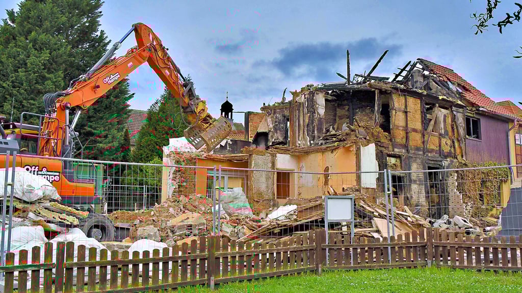 Die Reste des abgerissenen Wohnhauses an der Ecke Geschwister-Scholl-Straße und der Haldensleber Straße in Calvörde werden abgerissen. Demnächst soll an dieser Stelle ein neues Wohnhaus entstehen.