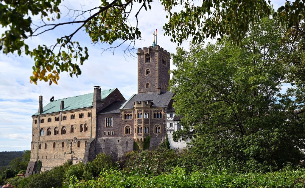 Ein viel begangener Wanderweg zur Wartburg ist wegen eines eingestürzten Gebäudes gesperrt worden.