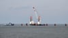 Ein Schwimmkran ist während der Bauarbeiten für einen Anleger, der für ein zweites LNG-Terminal in Wilhelmshaven benötigt wird, im Einsatz.