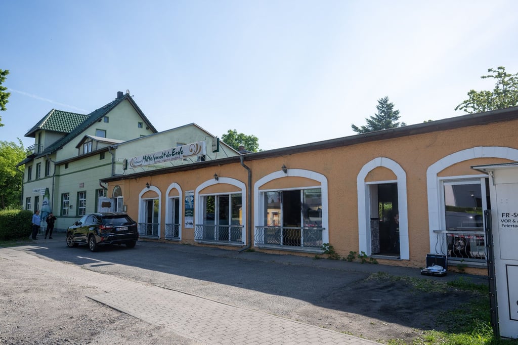 In einem Restaurant wurde eine Scheibe eingeschlagen, die Fassade beschmiert und Buttersäure verteilt.