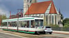 Eine Straßenbahn fährt über den Strombrückenzug in Magdeburg. Und das ist vor allem abends und nachts laut.