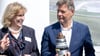 Bundeswirtschaftsminister Robert Habeck und Julia Prescot, die Vorsitzende der Projektgesellschaft Neuconnect, in Wilhelmshaven.