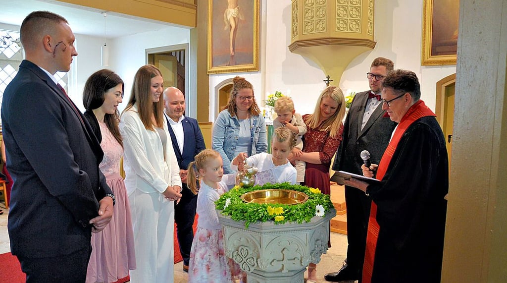 Im Kreis seiner Taufpaten und zusammen mit Mama und Papa wurde Richard Pietsch getauft.