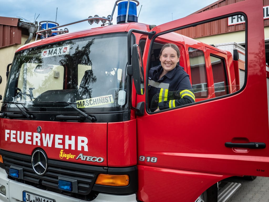 Frauenpower bei der Menzer Feuerwehr. 122 Jahre nach der Gründung der Menzer Ortswehr ist Franziska Szepanzek die erste Maschinistin in der Geschichte der Wehr. Damit kann sie künftig das 10 Tonnen schwere Löschfahrzeug zu Einsätzen fahren.