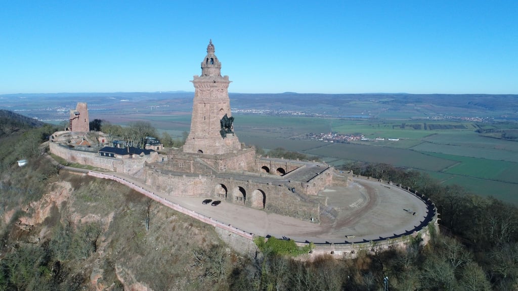 Kaiser Barbarossa trohnt unterhalb des Kyffhäuserdenkmals.
