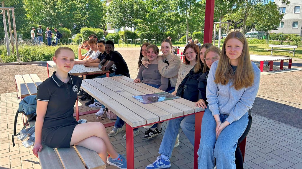 Ein sanierter Schulhof in Magdeburg: Einige Jugendliche der Klasse 9C „chillen“ gerne in den neuen Ruhezonen im Freien.