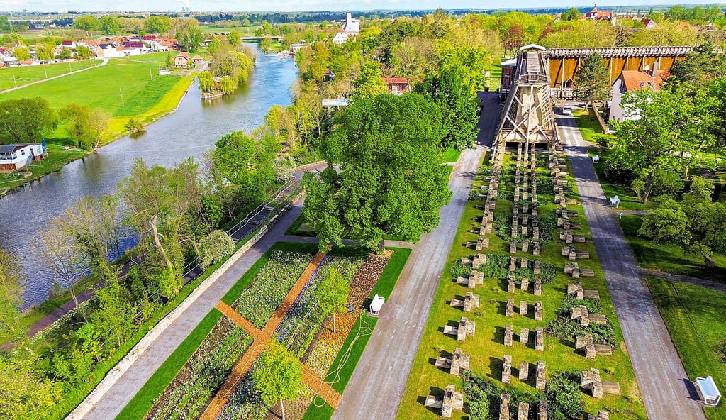 Zum Gelände der Landesgartenschau in Bad Dürrenberg gehört neben Saline und Kurpark auch der Saalehang (links). Die Kräuterwanderung führt dort entlang und über den Weinberg wieder zurück.