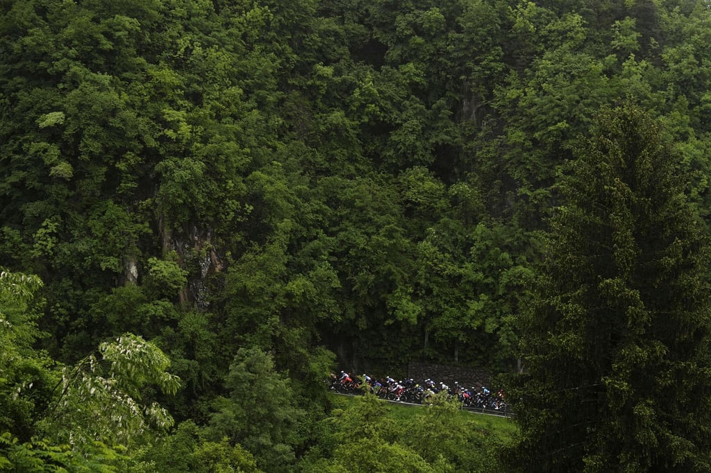 Radfahrer treten in die Pedale während der 16. Etappe des Giro d'Italia von Livigno nach Santa Cristina Val Gardena (Monte Pana).