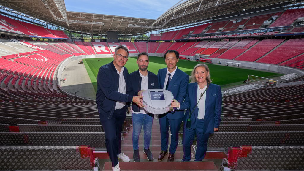 Ulrich Wolter und Dominik Gassmann von RB Leipzig sowie die Uefa-Gesandten Yihuan Chang und Jacqueline van der Plas (v.l.n.r.).