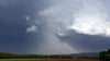 Ein Regenbogen bildet sich vor dunklen Wolken. In Thüringen sind am Dienstag Gewitter und Starkregen möglich.