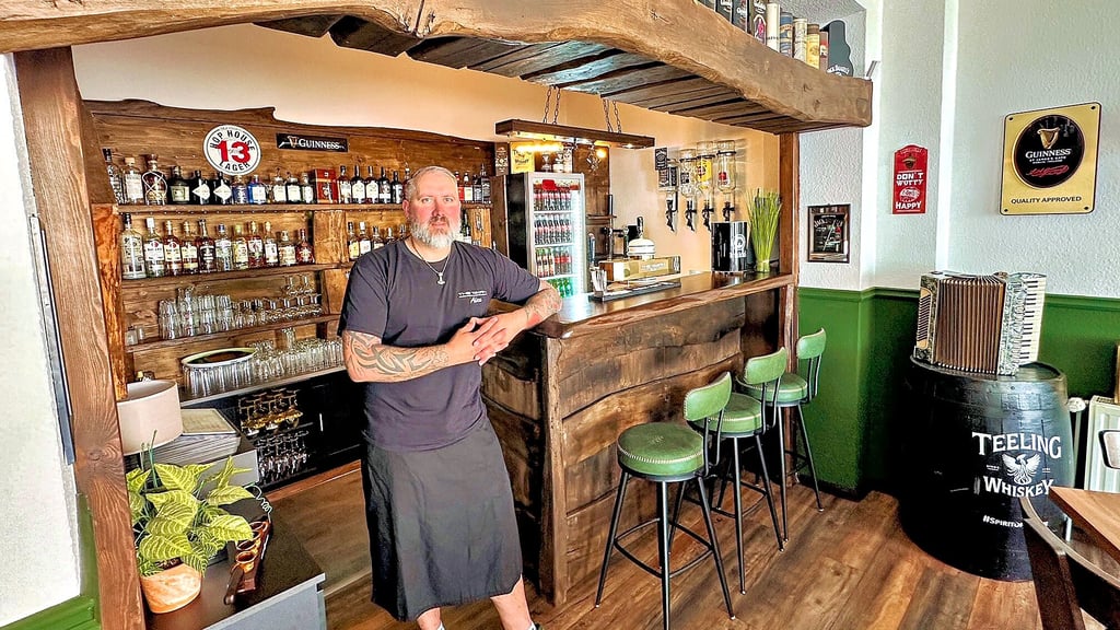 Alexander Meene will sich nun mit seiner Bar „The Tavern“ in Bad Schmiedeberg ein zweites Standbein aufbauen. Den Barbereich hat der selbstständige Tischler eigens angefertigt. Darauf ist er mächtig stolz.
