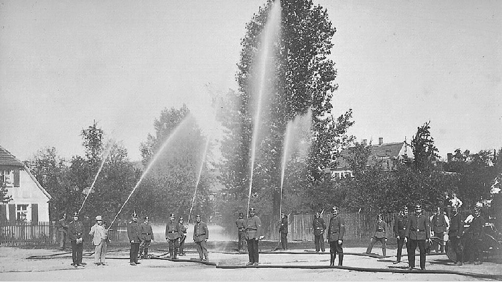 Feuerwehrformation Porbitz bei einer Übung am Probitzer Teich im Jahr 1930