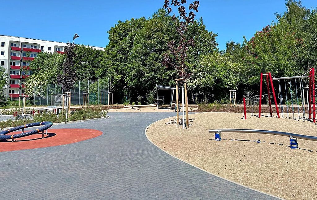 Blick auf den neuen Schulhof: Er bietet sowohl Bewegungsangebote als auch Ruheplätze.