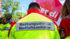 Beschäftigte im kommunalen Rettungsdienst protestieren unter dem Motto „Lebensretter in Not“.
