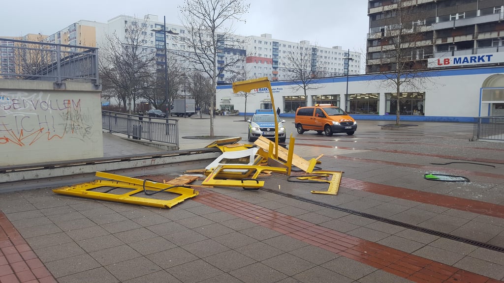Im Dezember 2016 wurde bereits am gleichen Standort ebenfalls eine Büchertelefonzelle zerstört.