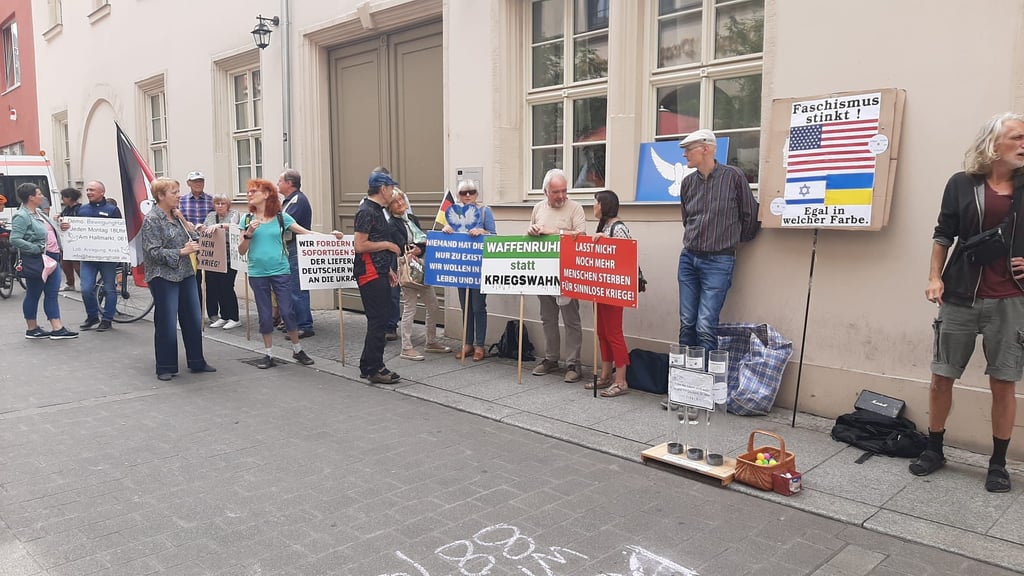 Gegendemonstration vor dem Auftritt von Marie-Agnes Strack-Zimmermann (FDP)