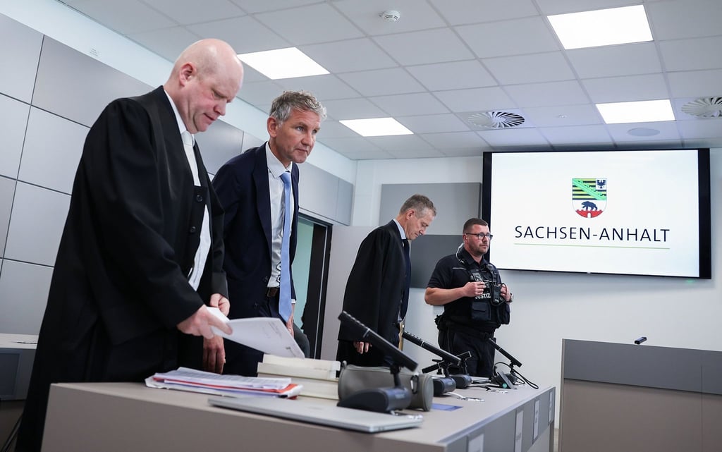AfD-Politiker Björn Höcke wurde in Halle zu einer Geldstrafe verurteilt. Alle seine Anwälte und Verteidiger haben Revision gegen das Urteil eingelegt.