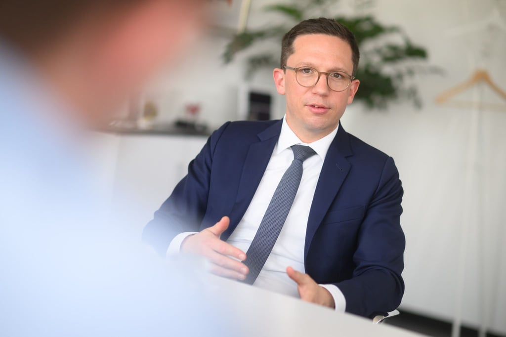 Falko Mohrs (SPD), niedersächsischer Minister für Wissenschaft und Kultur, spricht bei einem dpa-Interview in seinem Büro im Wissenschaftsministerium.