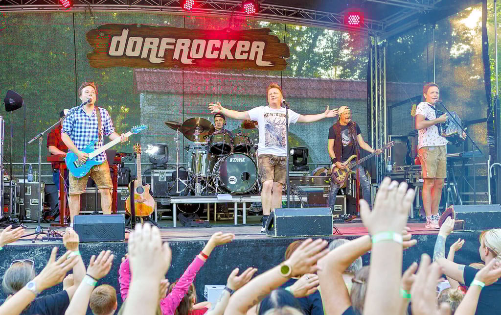 Die Dorfrocker spielen beim ersten Open-Air-Konzert in Spora. Dabei lassen es die Brüder Markus, Tobias und Philipp Thomann krachen.