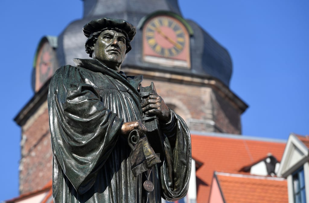 Martin Luther auf dem Marktplatz der Lutherstadt Eisleben.